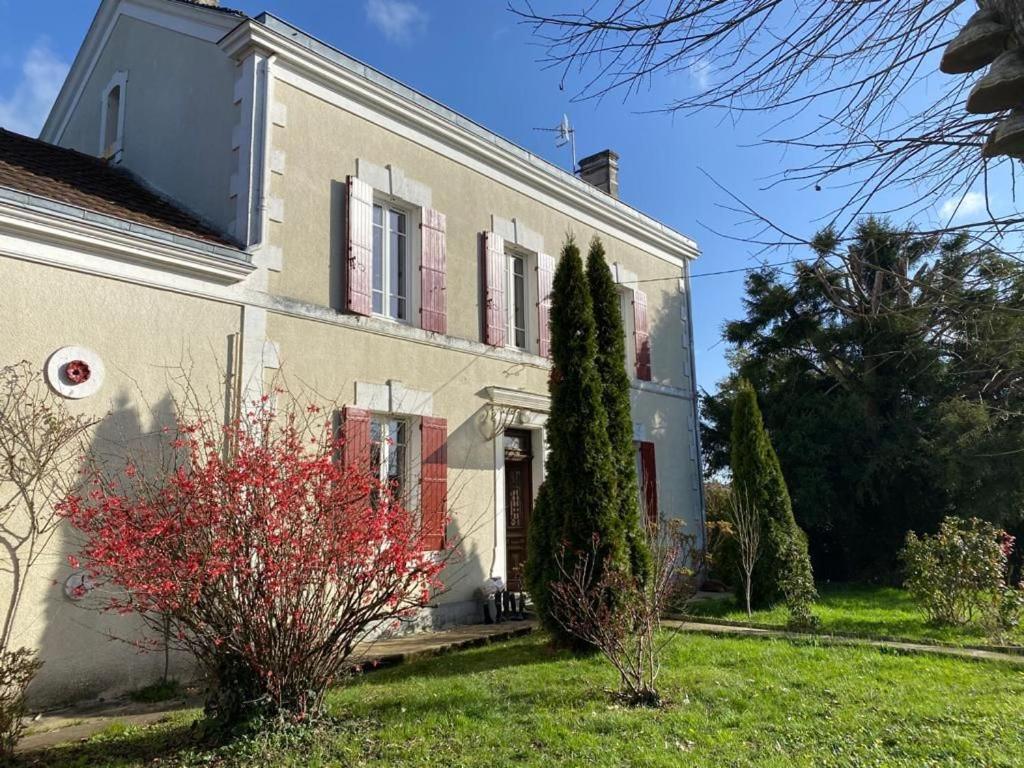 Photo de la galerie de l'établissement Family home with pool in a wooded park, à Chassaignes