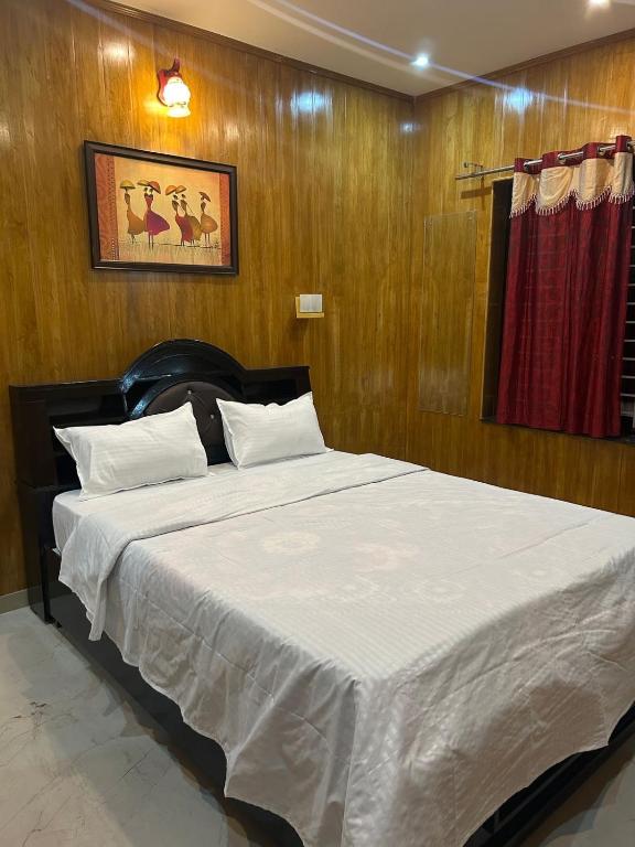 Postel nebo postele na pokoji v ubytování Franklin's Finestay