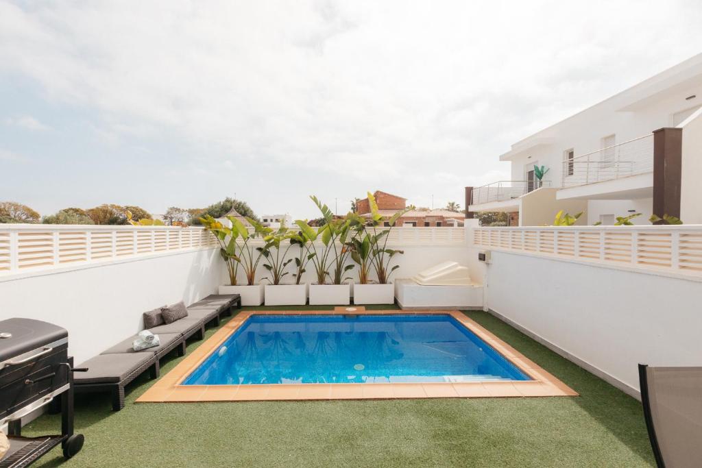 un apartamento con piscina en la azotea de un edificio en Villa Brisamaré I Private Pool I Free parking, en El Verger