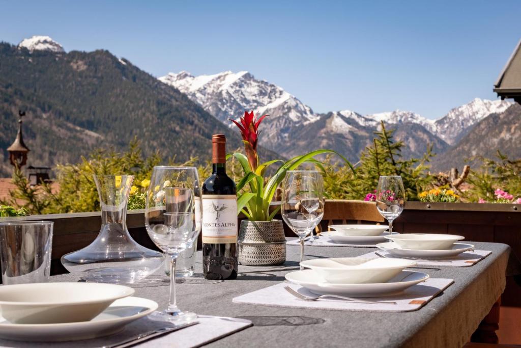 a table with a bottle of wine and glasses at Haus Auszeit in Buchau