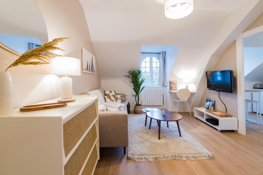 un salon avec un canapé et une table dans l'établissement Studio des Halles - Charmant - Port - Wifi, à Vannes
