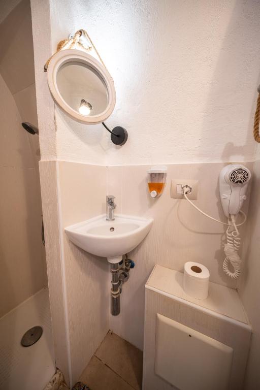 Koupelna v ubytování POLIGNANO BONITA