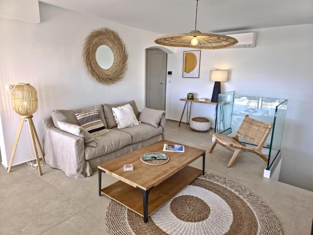 un salon avec un canapé et une table dans l'établissement Le Duplex Charme des Amandiers - Air conditioning - Sea view, au Lavandou