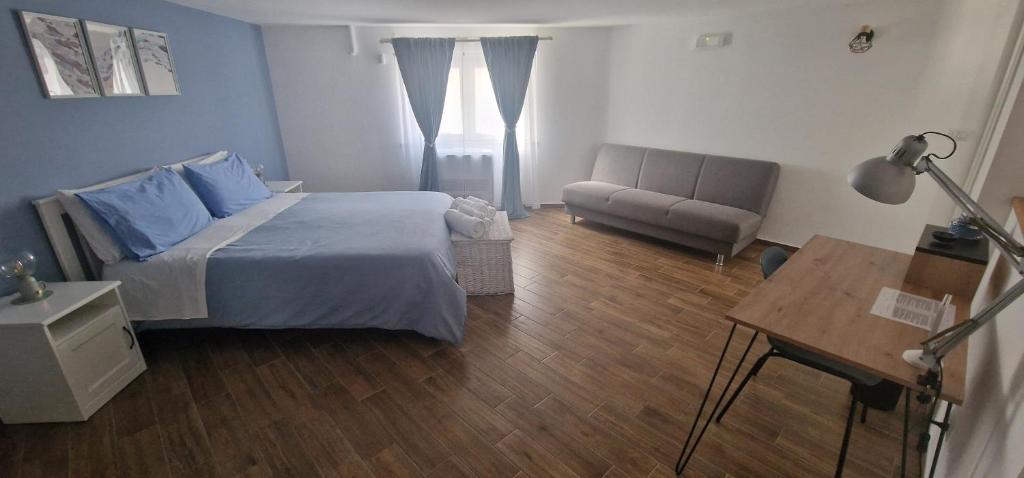 une petite chambre avec un lit et un canapé dans l'établissement La Lampara, à Giovinazzo