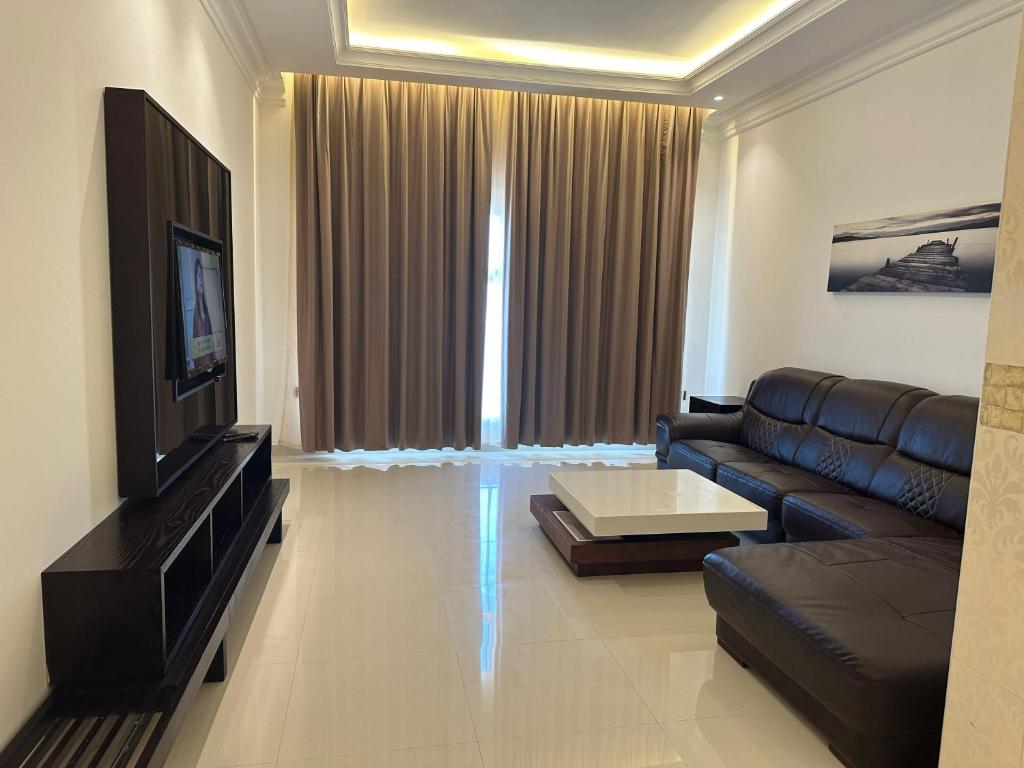 TV a/nebo společenská místnost v ubytování Dibba Sea View Hotel by AMA Pro