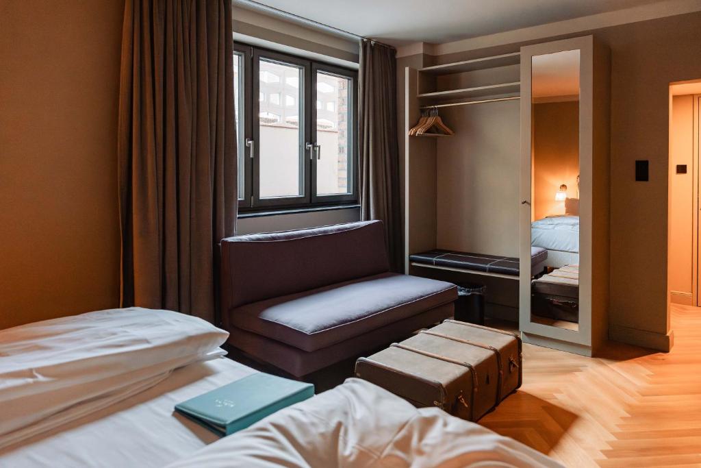 Postel nebo postele na pokoji v ubytování Mimosa Hotel