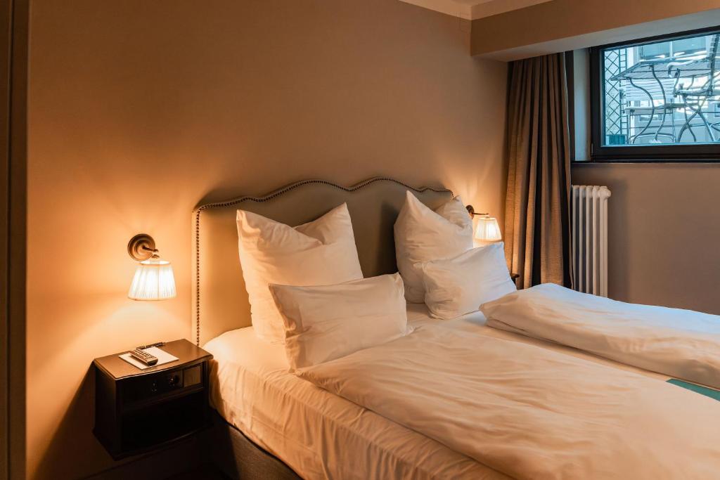 Postel nebo postele na pokoji v ubytování Mimosa Hotel