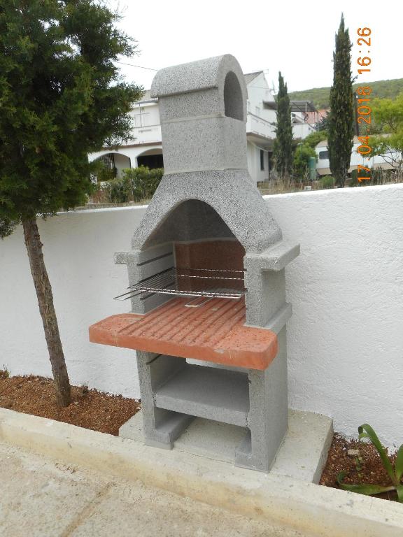 piec do pizzy siedzący na ławce w obiekcie Apartments Relax Punat w mieście Punat