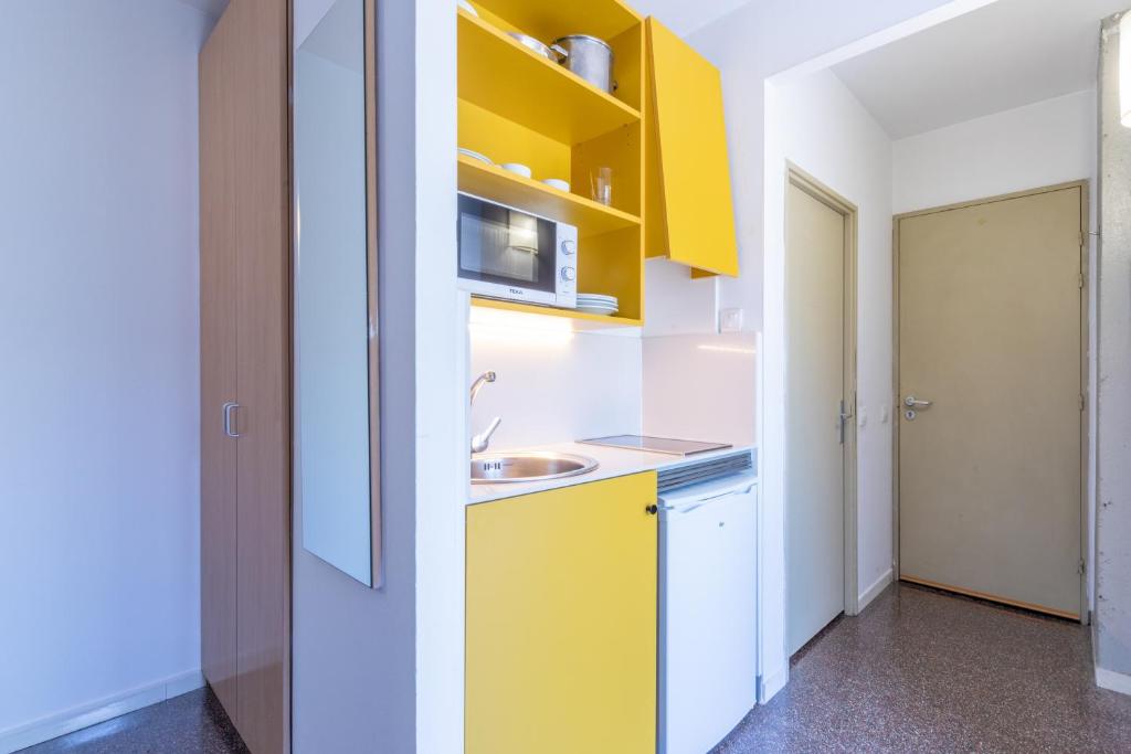 Kuchyňa alebo kuchynka v ubytovaní Residencia Universitaria Resa La Ciutadella