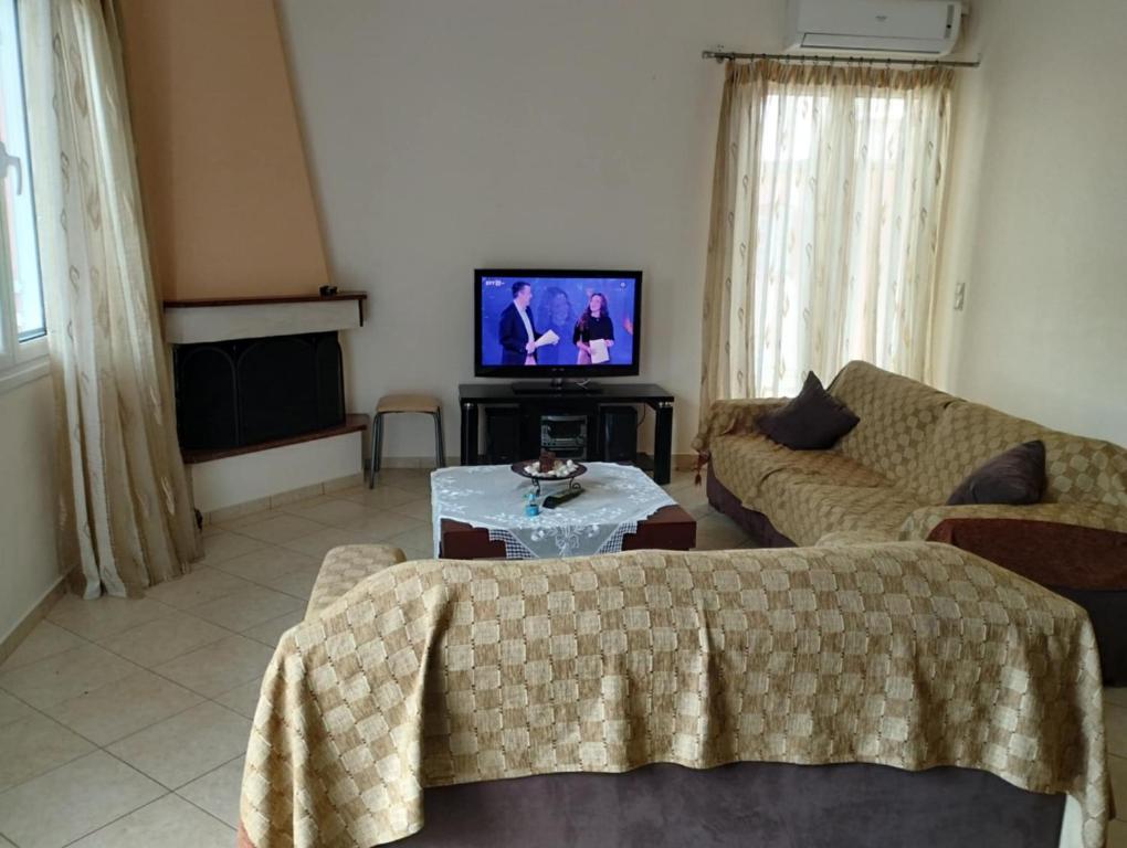 A television and/or entertainment centre at Ήσυχο οικογενειακό σπίτι.