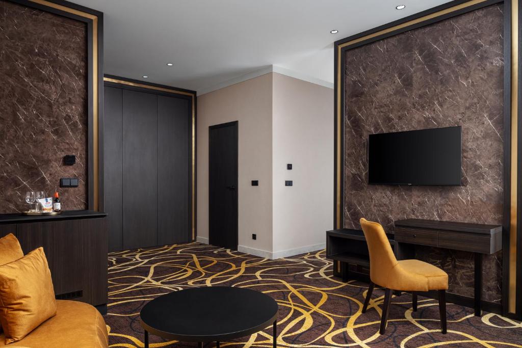 TV a/nebo společenská místnost v ubytování Card Hotel