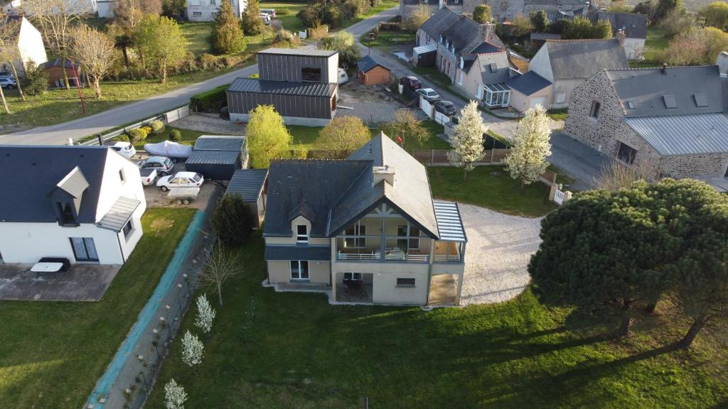 une vue aérienne sur une maison dans un quartier résidentiel dans l'établissement CAP Baie Malo, à Hirel