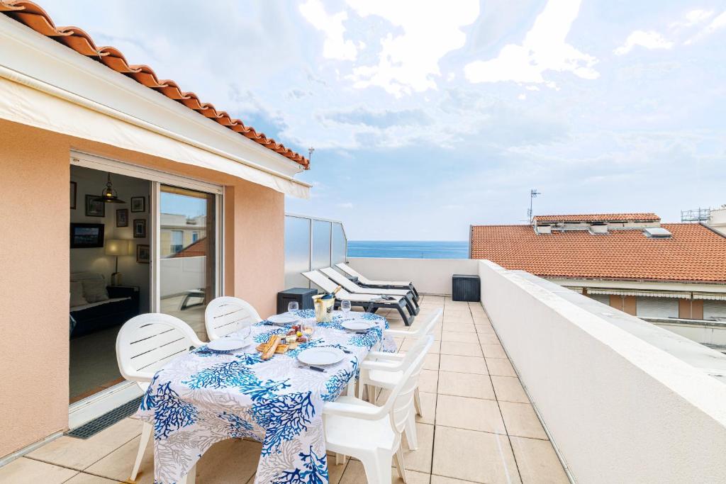 - une table sur un balcon avec vue sur l'océan dans l'établissement 904 - Rooftop in city center, beach 100m away, à Menton