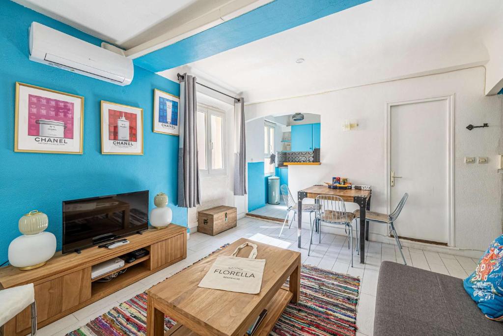 un salon avec un mur d'accent bleu dans l'établissement LE BLEUTÉ au cœur de Cannes, l'adresse idéale pour vivre la ville, à Cannes