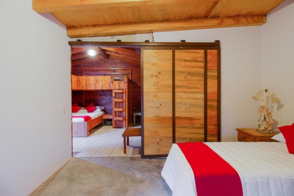 Postel nebo postele na pokoji v ubytování Capital O Hacienda Filadelfia, El Atorón, Irapuato