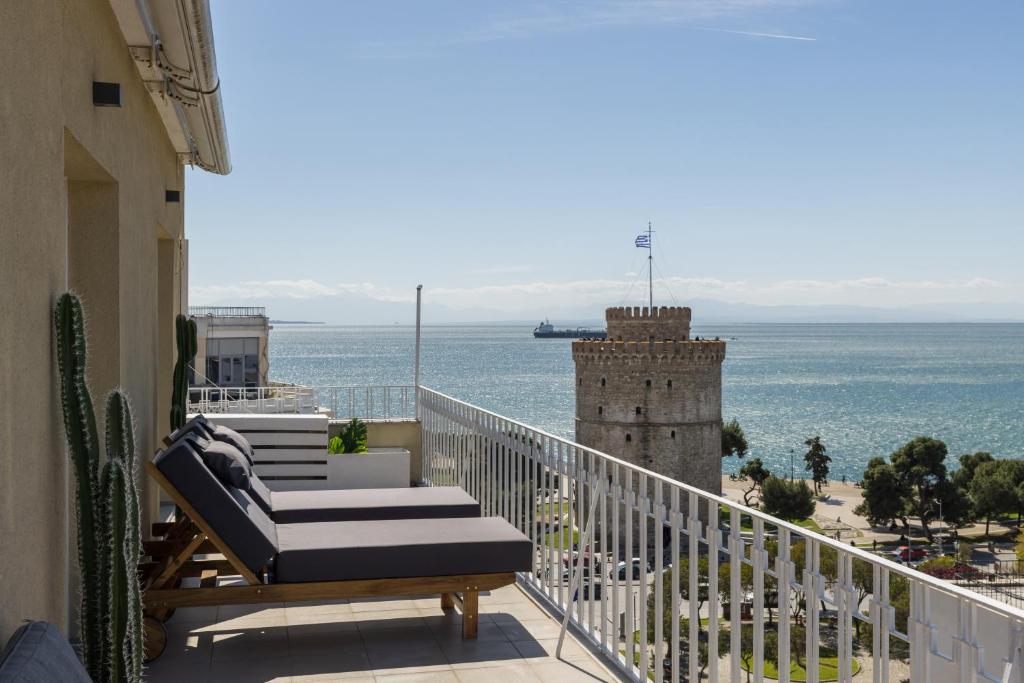 La Maison Dorée - Elegant Stay with Unique View by BiNoBi!