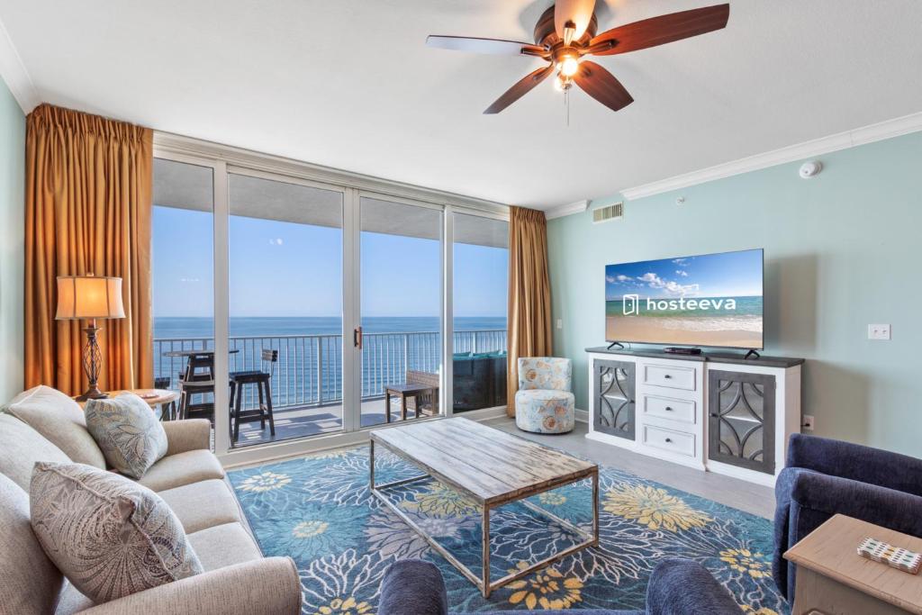ein Wohnzimmer mit Blick auf das Meer in der Unterkunft San Carlos 1501 in Gulf Shores