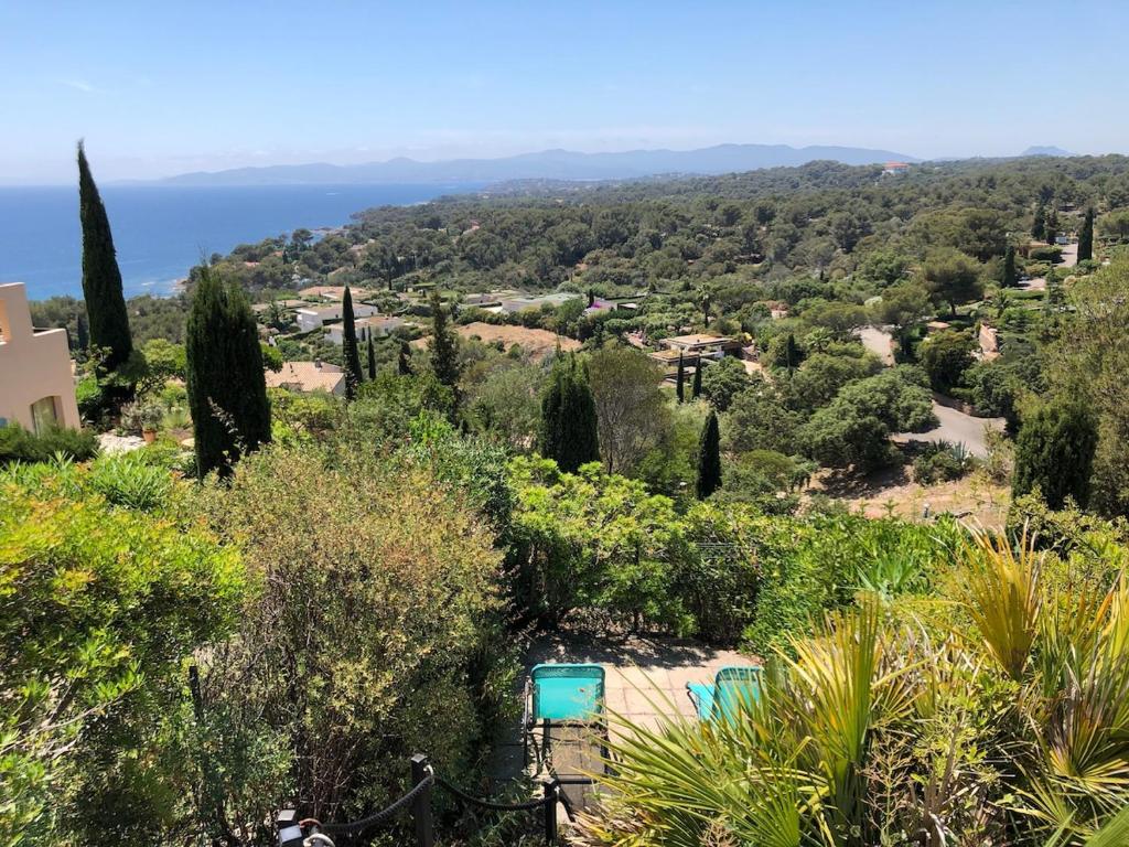Elle offre une vue sur un jardin arboré et l'océan. dans l'établissement Maison 6 personnes, vue mer, plage à 500m, calme, piscine, à Saint-Raphaël