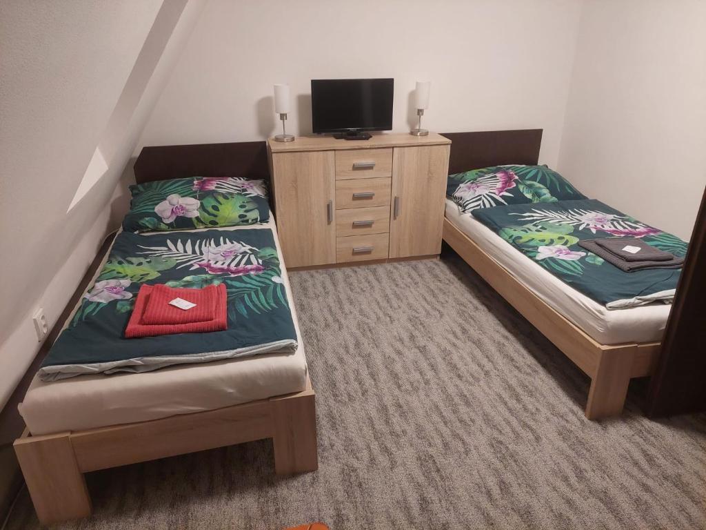 Posteľ alebo postele v izbe v ubytovaní Apartmány Morávka
