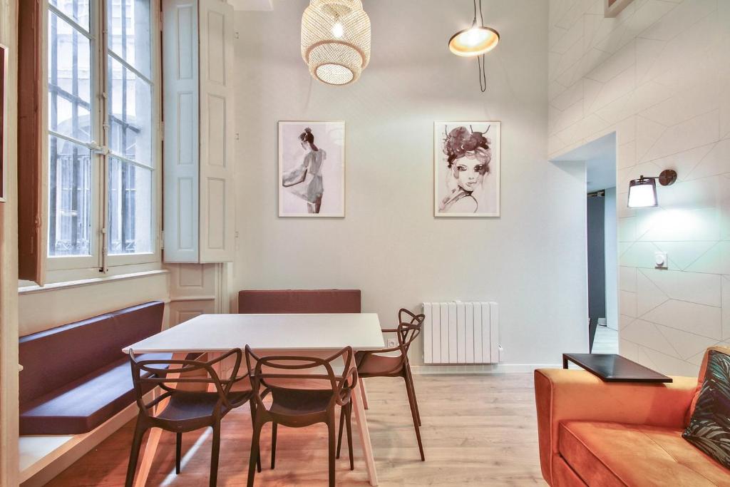 un salon avec une table et des chaises dans l'établissement Bel appartement 3 chambres proche Opéra, à Lyon