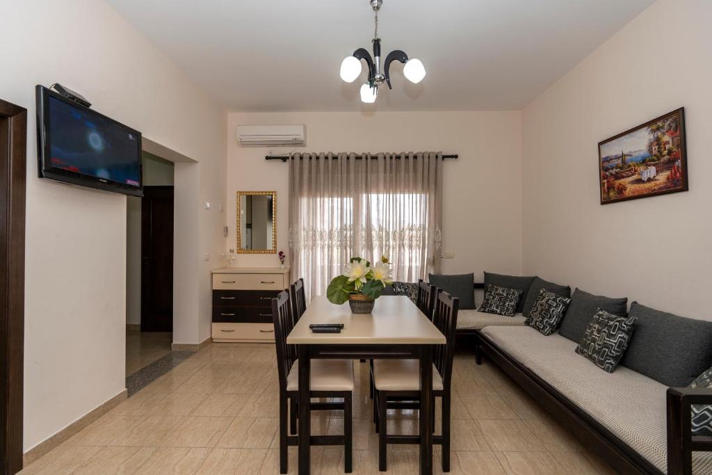 TV a/nebo společenská místnost v ubytování Hotel Albania