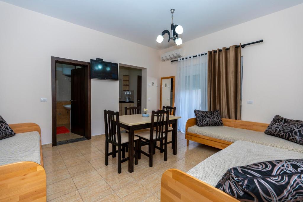 Postel nebo postele na pokoji v ubytování Hotel Albania