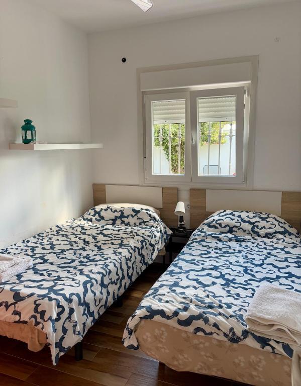 A bed or beds in a room at Fantástico chalet con piscina 2 km de la barrosa