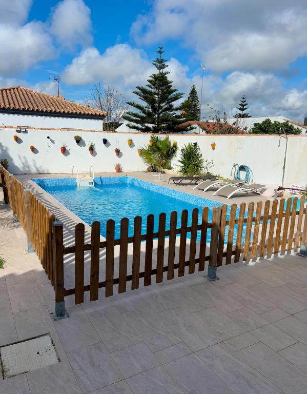 The swimming pool at or close to Fantástico chalet con piscina 2 km de la barrosa