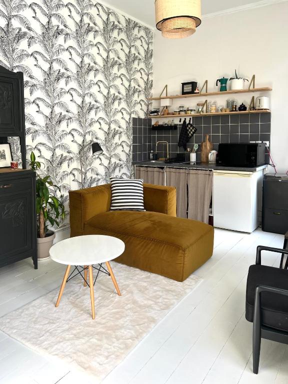 un salon avec un canapé et une table dans l'établissement l'appart roubaisien, à Roubaix