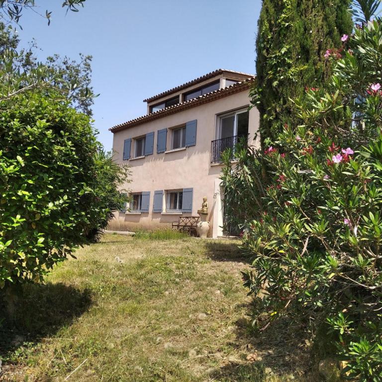 une grande maison au milieu d'une cour dans l'établissement les jardins de la gardiole, à Balaruc-le-Vieux