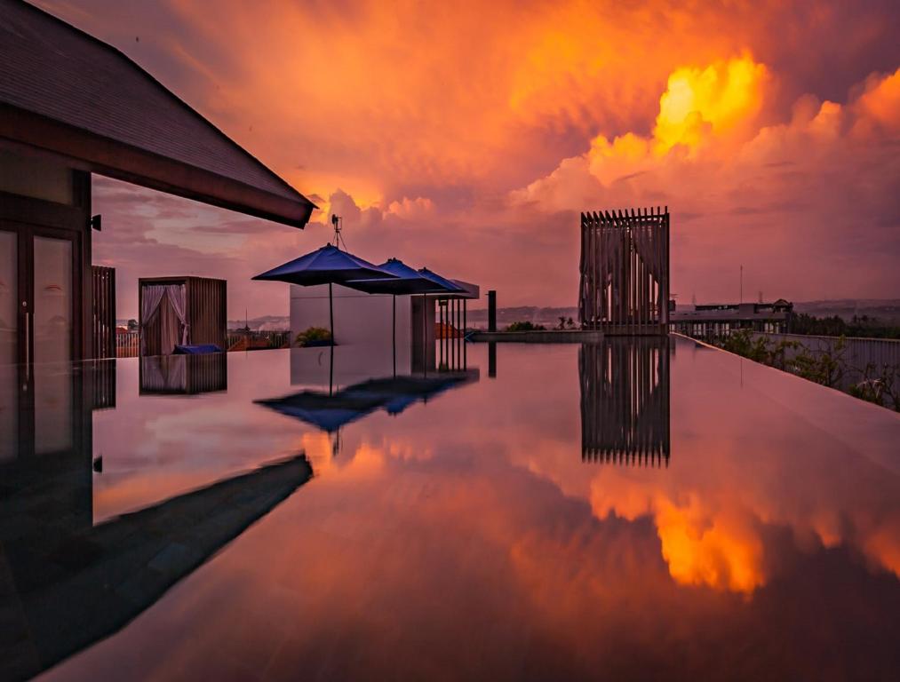 Východ nebo západ slunce při pohledu z hotelu nebo okolí