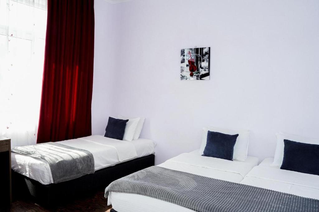 Postel nebo postele na pokoji v ubytování Europa Hotel-Kutaisi