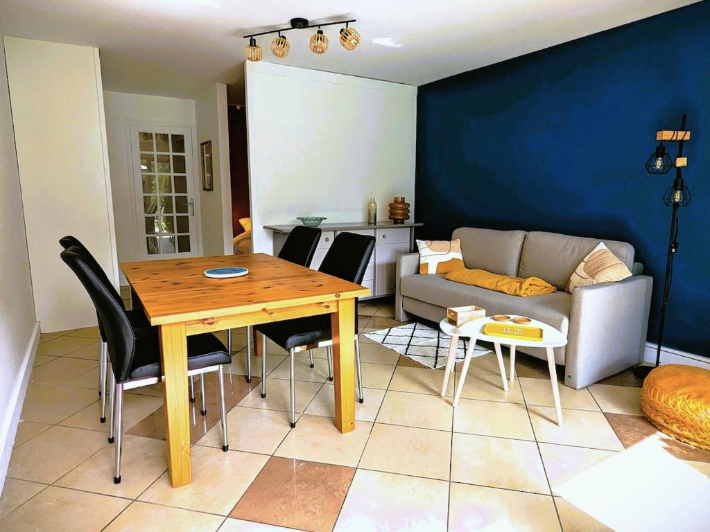 un salon avec une table et un canapé dans l'établissement Studio Hardelot, à Neufchâtel-Hardelot