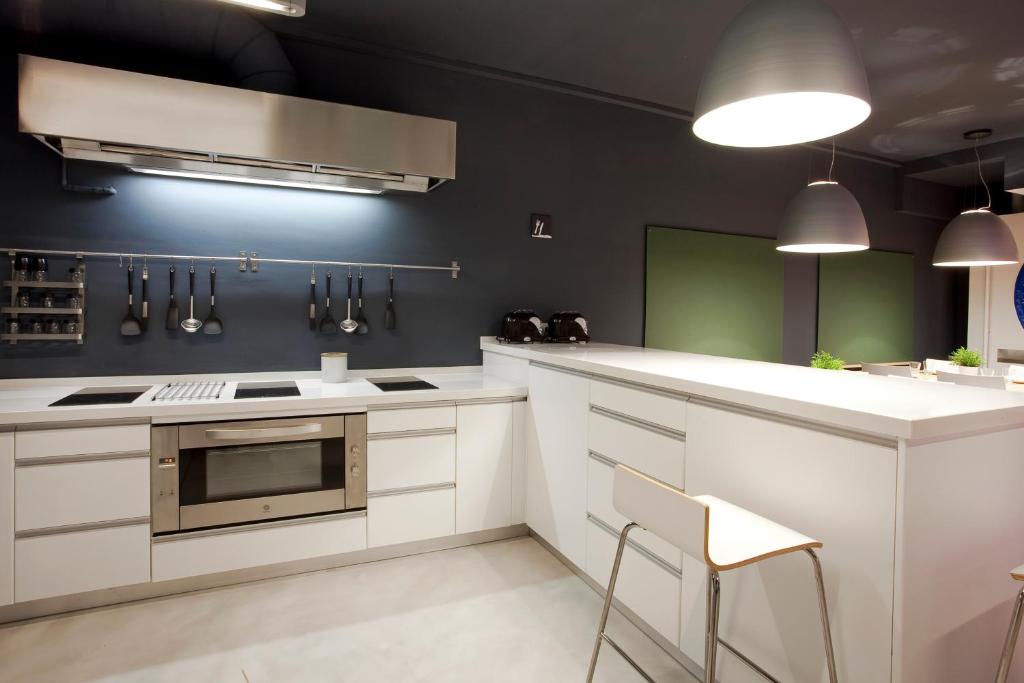 A cozinha ou cozinha compacta de Sant Jordi Hostels Sagrada Familia