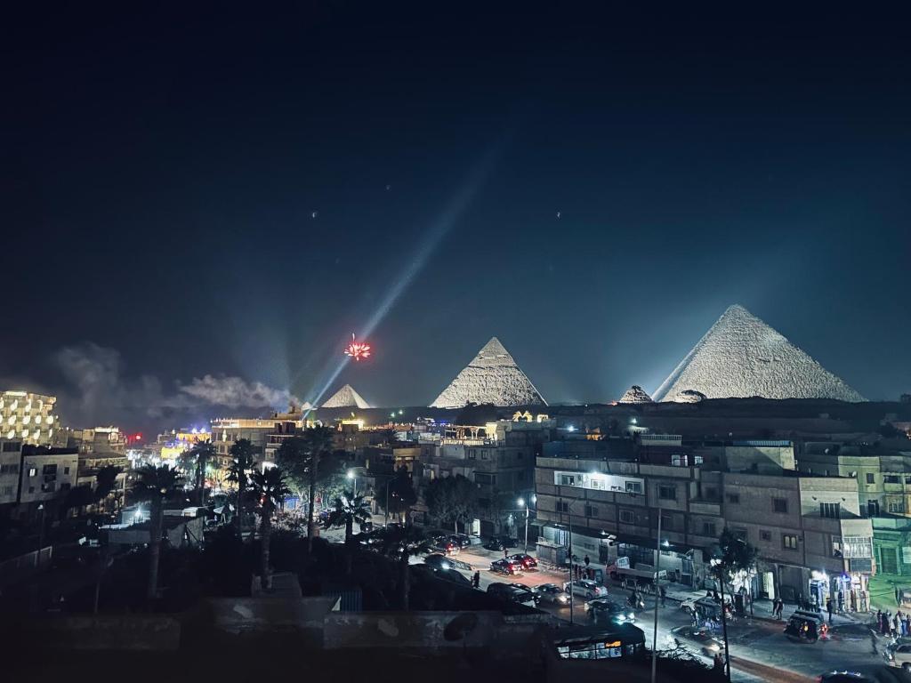 Linna Kairo üldine vaade või majutusasutusest Midnight Pyramids View pildistatud vaade