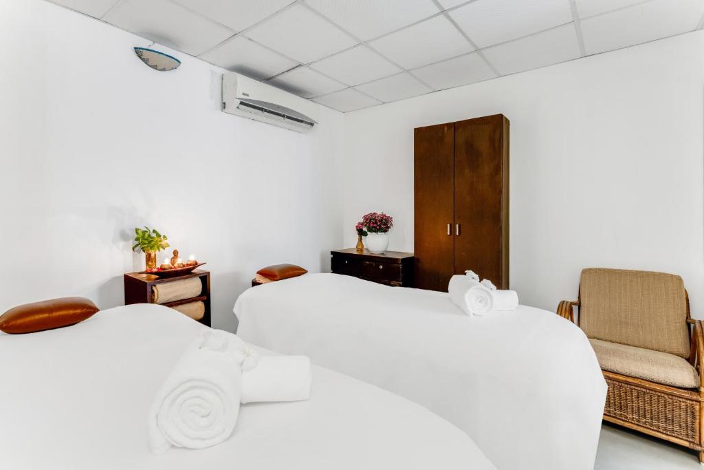 Postel nebo postele na pokoji v ubytování Whispering Palms Beach Resort