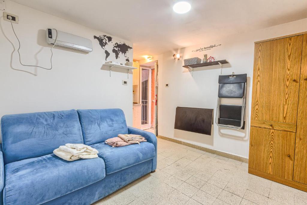 a living room with a blue couch and a tv at Appartamento Piccola Perugia in Perugia