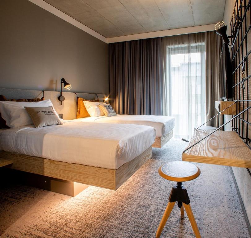 Postel nebo postele na pokoji v ubytování Moxy Kaunas Center