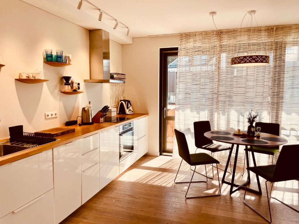 Kuchyň nebo kuchyňský kout v ubytování Color Stay Nida - cozy 2 bedroom appartment