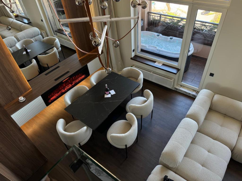 Posezení v ubytování SkySpa Apartments - апартаменти з джакузі на терасі з видом на Печерськ