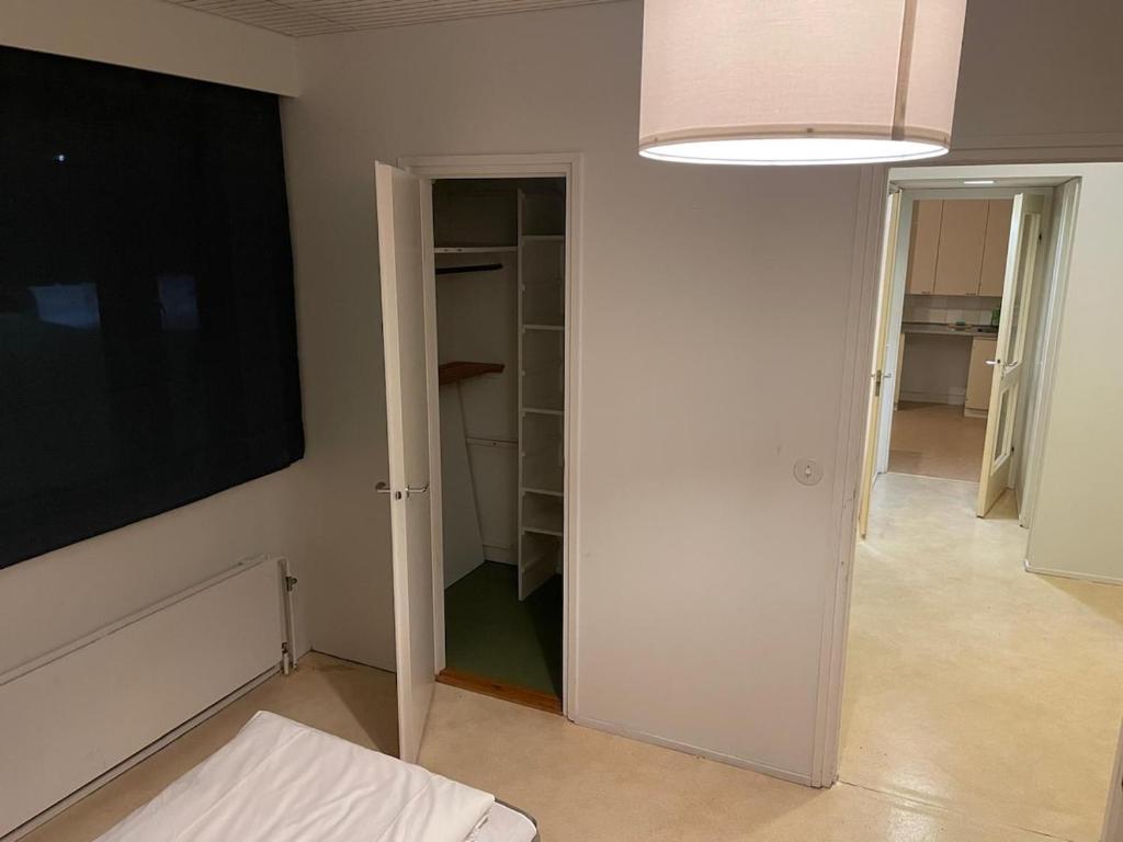sala de estar con TV y armario en Home for work crew Jussintie A3, en Joensuu