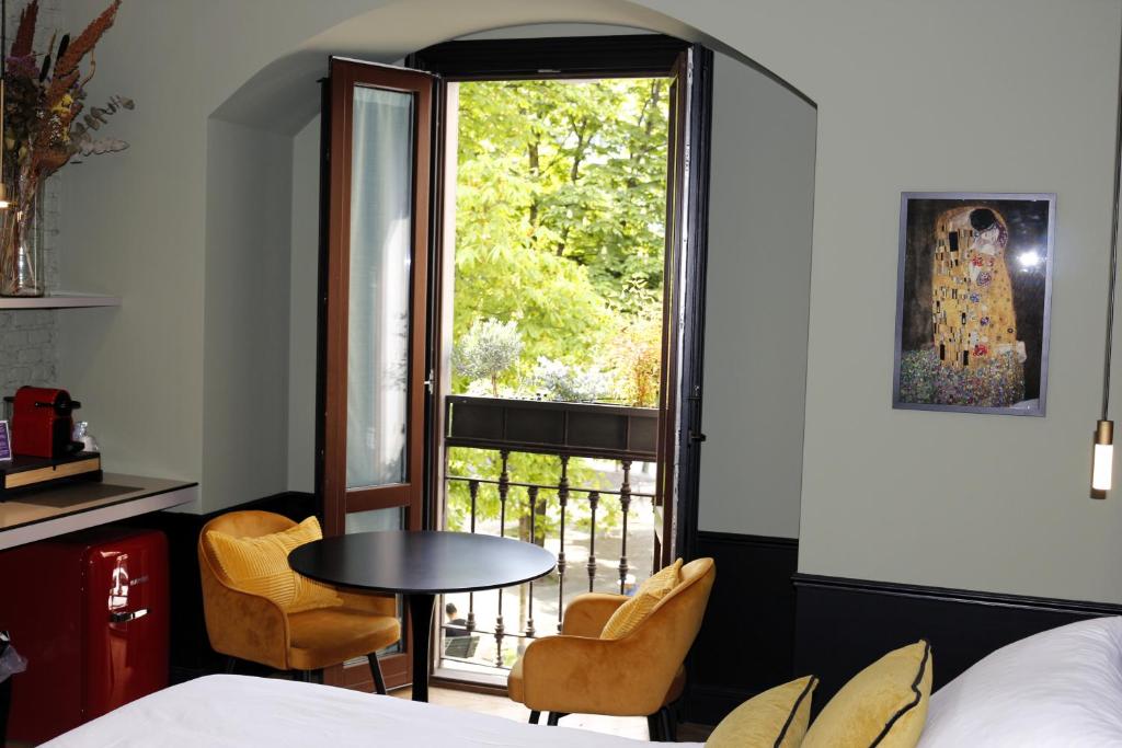 Postel nebo postele na pokoji v ubytování Case Ospitali, KS-Suites