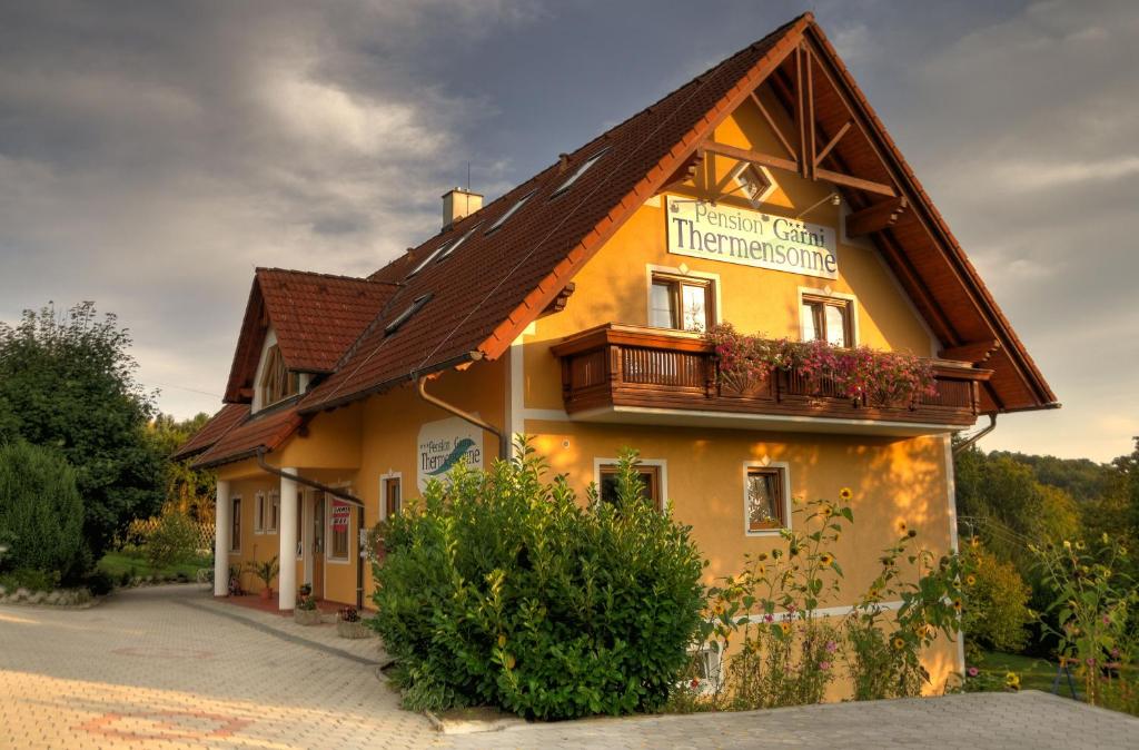 ein Gebäude mit einem Schild an der Seite in der Unterkunft Pension Thermensonne in Jennersdorf