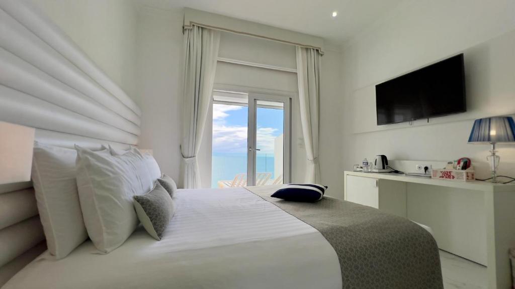 Postel nebo postele na pokoji v ubytování Hotel La Calanque