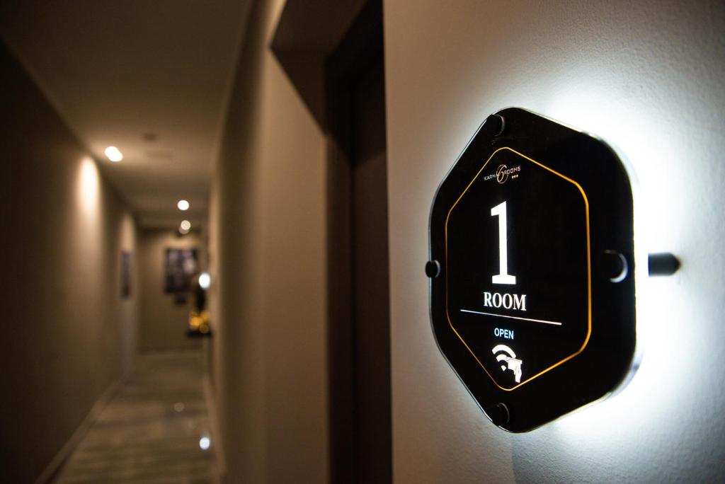 Karma6Rooms - in Sicilia nel centro di Catania في كاتانيا: ساعة على جدار المدخل