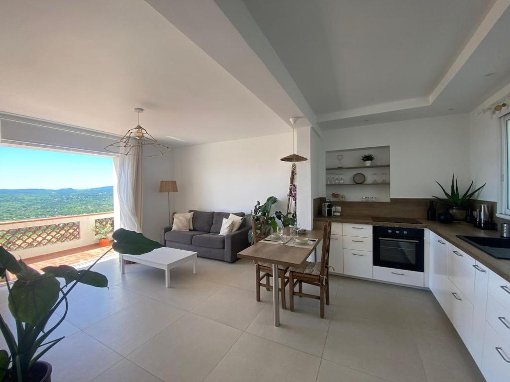 蒙托鲁Logement charmant avec vue magique的配有沙发和桌子的厨房和客厅