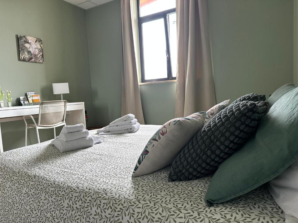 Posteľ alebo postele v izbe v ubytovaní BOTANICAL SUITE