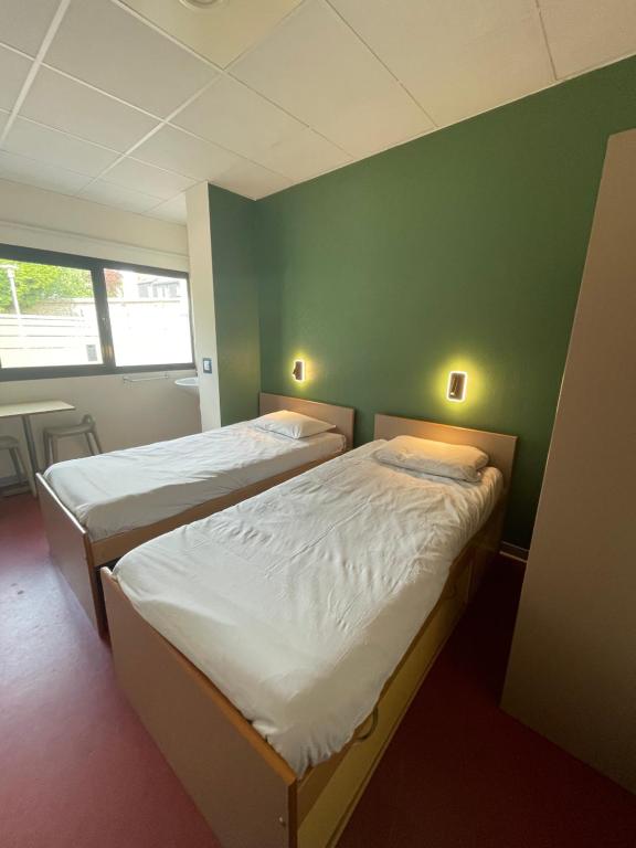 Auberge de Jeunesse HI Rouen - Chambre Lits Jumeaux – Salle De Bain Commune