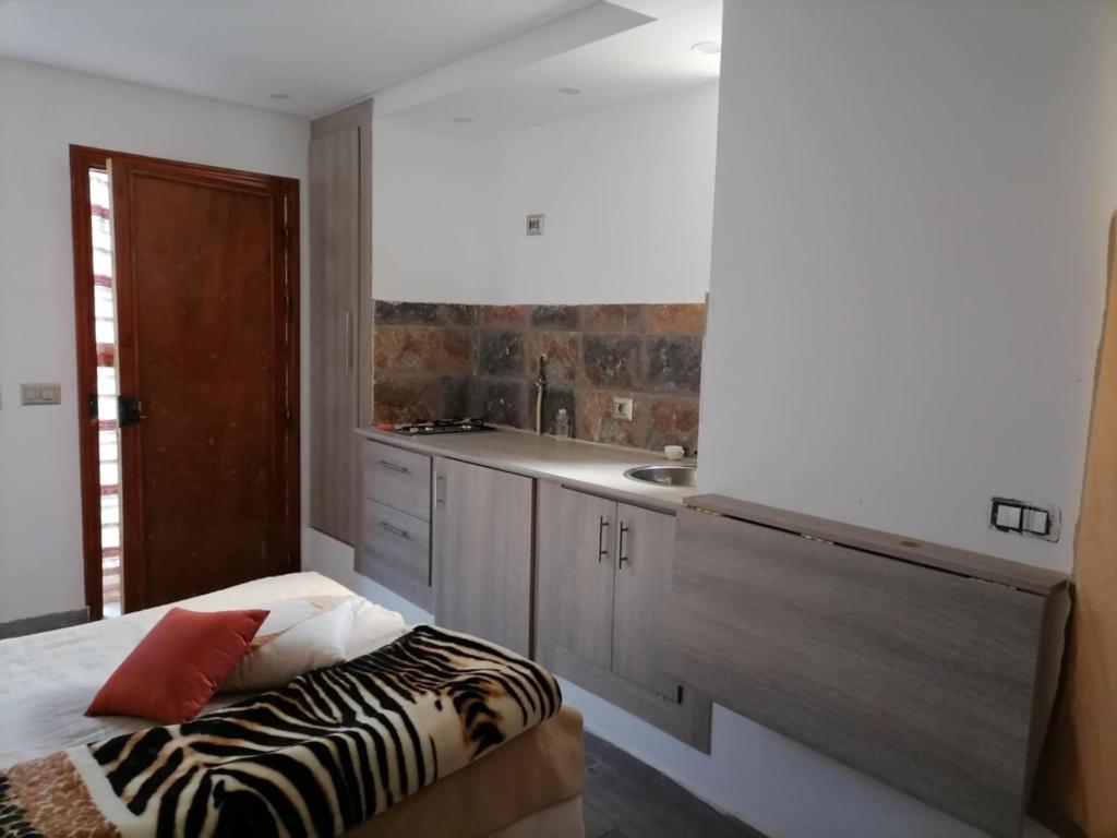 Postel nebo postele na pokoji v ubytování Studio Sahloul