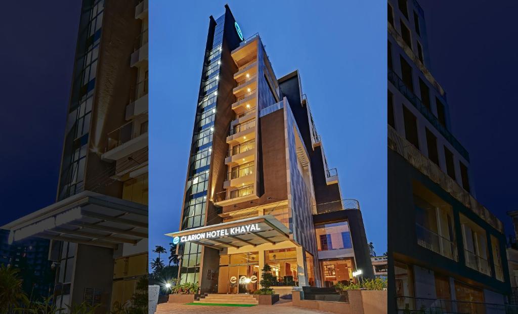 卡卡纳德Clarion Hotel Khayal Kochi, Infopark的两座高楼旁的建筑,有酒店标志